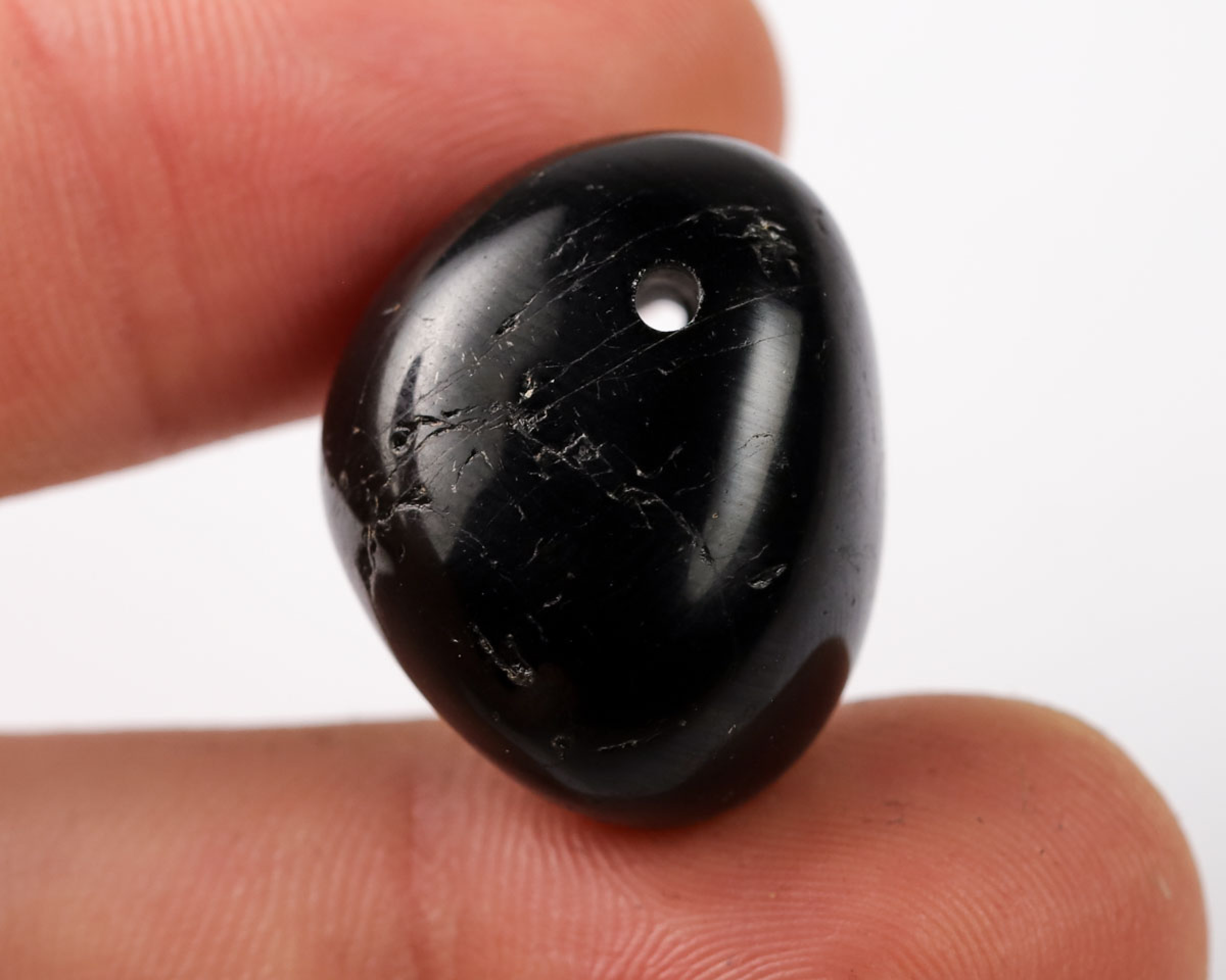 Turmalin czarny wiercony 2mm