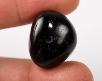 Turmalin czarny wiercony 2mm