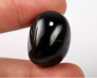 Turmalin czarny wiercony 2mm