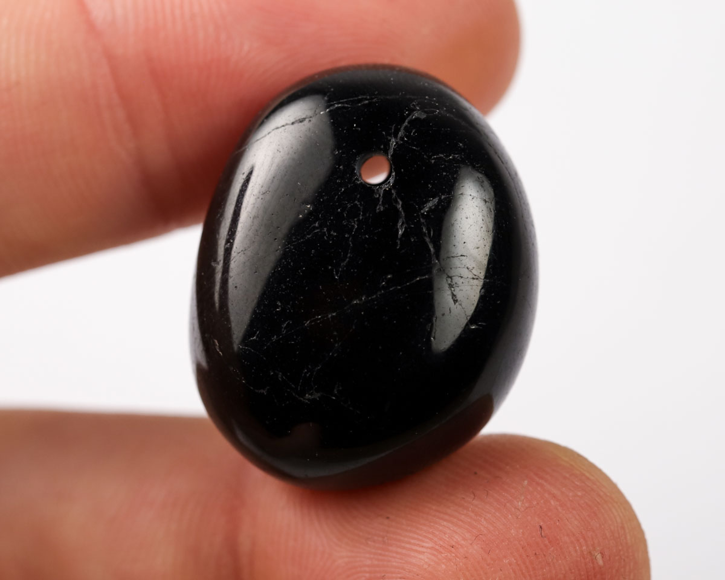 Turmalin czarny wiercony 2mm