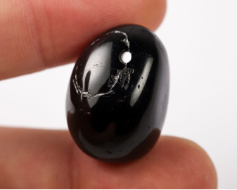 Turmalin czarny wiercony 2mm