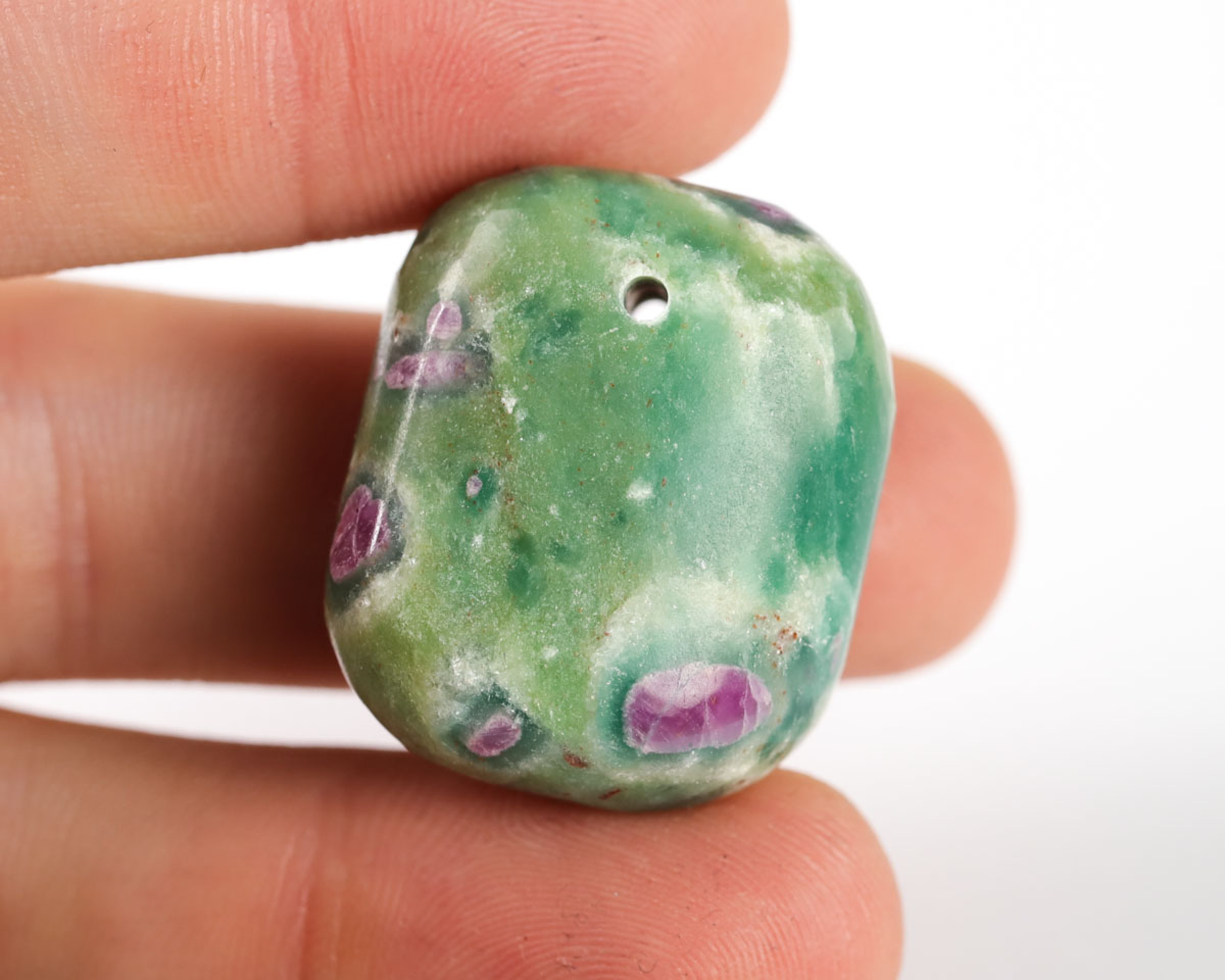 Rubin w fuchsycie wiercony 2mm