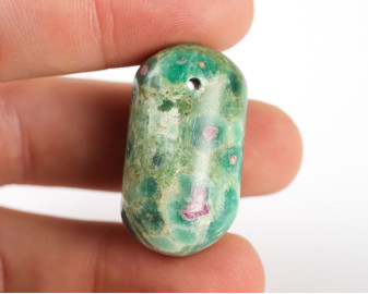 Rubin w fuchsycie wiercony 2mm