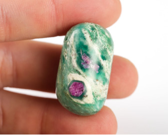 Rubin w fuchsycie wiercony 2mm