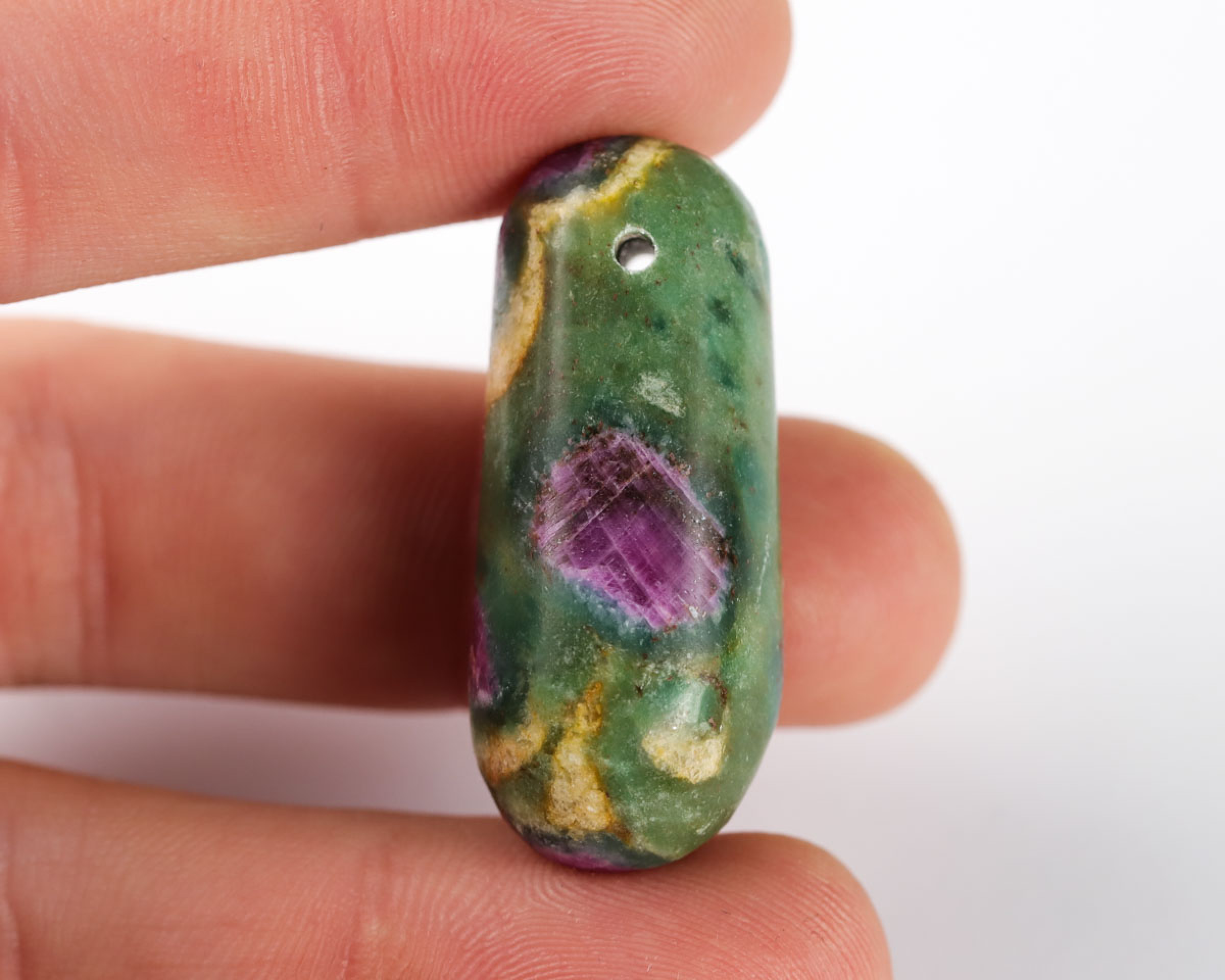 Rubin w fuchsycie wiercony 2mm