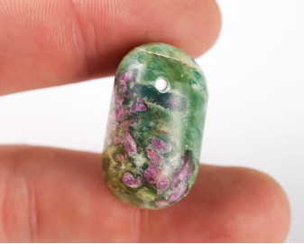 Rubin w fuchsycie wiercony 2mm