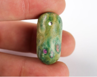 Rubin w fuchsycie wiercony 2mm