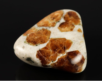 Granat w Wollastonicie 