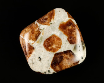 Granat w Wollastonicie 